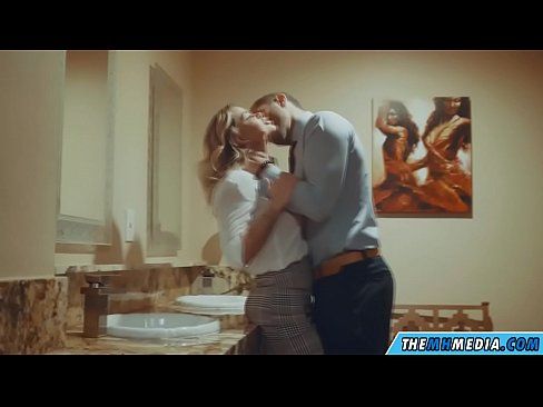 ❤️ Meta blonda busty seduces f'kamra tal-banju pubbliku ❌ Porn sabiħ fil-porn mt.pornolymp.ru ☑